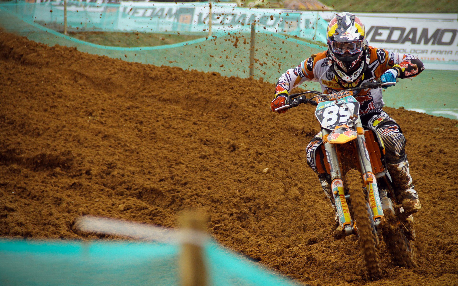 包含阿扎伦卡重返赛场，大比分获胜首场状态出色，西班牙队观众沸腾！引发球迷热议的词条